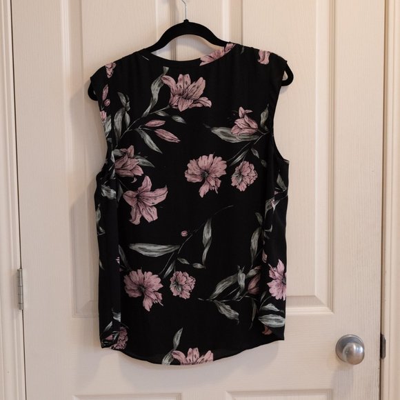 RW&Co sleeveless black floral shirt, Size: L - Picture 2 of 4